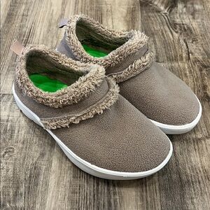 Oofos Cozy Brown Fleece Slip-On Shoes | Size 8
